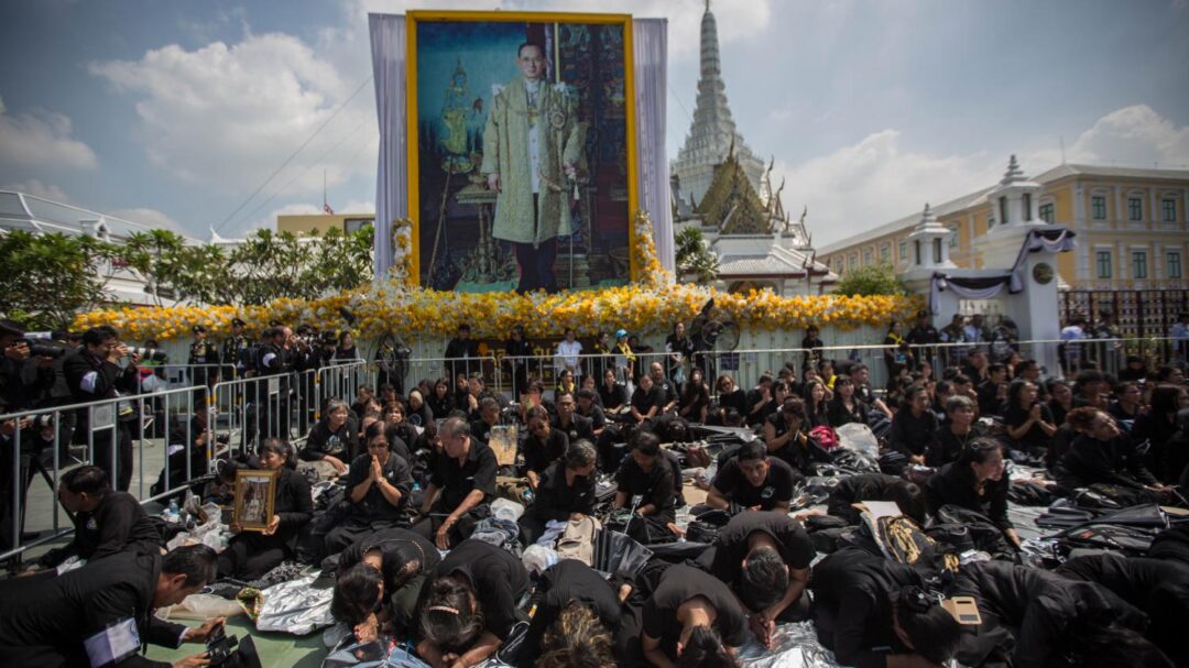 VIDEO. Les Thaïlandais ont rendu hommage au défunt roi Bhumibol pendant plus d'un an