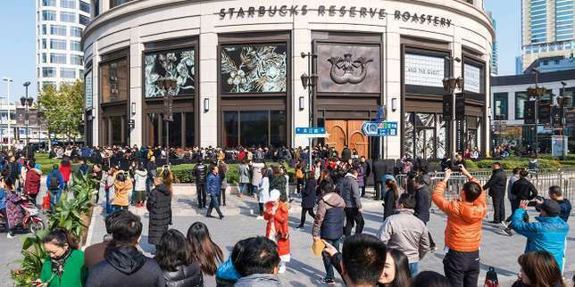 A Shanghaï, la ruée vers le plus grand Starbucks du monde