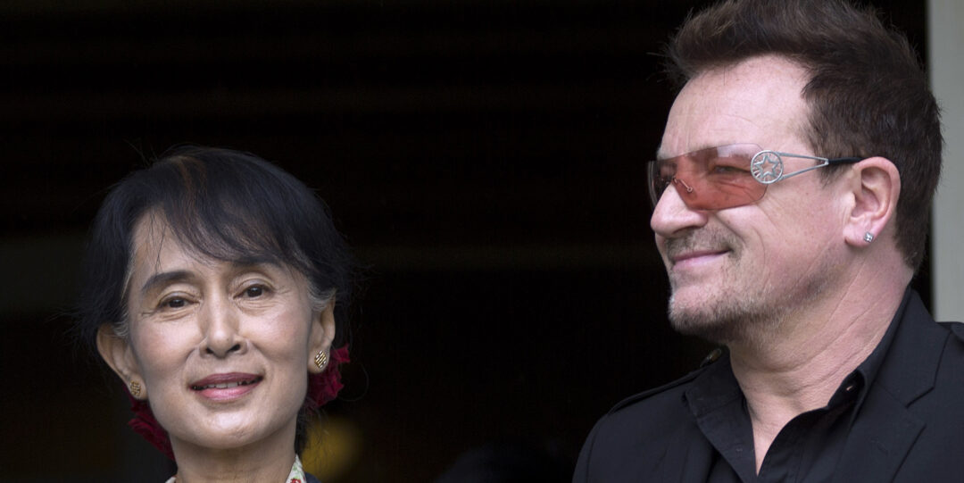 Après avoir pris sa défense, le chanteur Bono demande la démission d'Aung San Suu Kyi