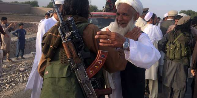 Afghanistan : scènes inédites de fraternisation entre talibans et forces de sécurité