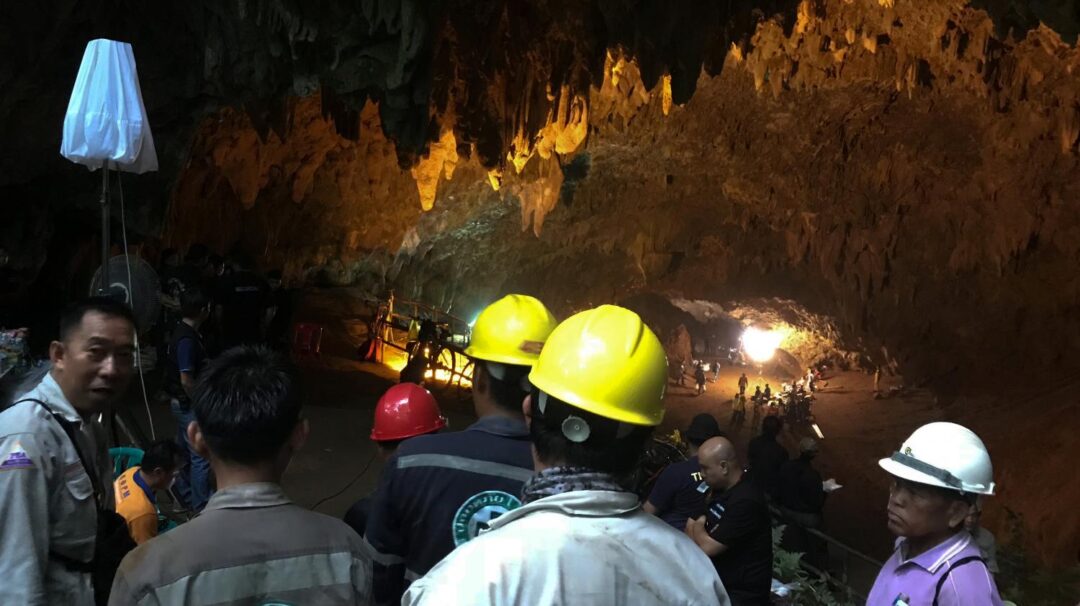 Thaïlande : douze enfants et leur entraîneur de foot bloqués dans une grotte depuis trois jours