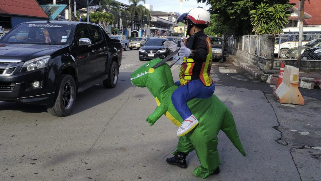 Thaïlande : pour faire respecter le Code de la route, un policier se déguise en dinosaure