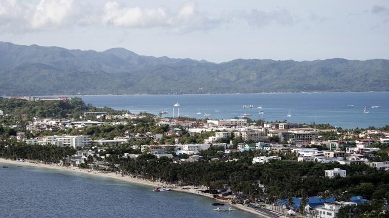 En direct du monde. Aux Philippines, Boracay "l'île fosse septique" rouvre aux touristes