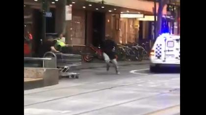 Attaque terroriste à Melbourne : les Australiens saluent le courage de "l'homme au chariot" qui a défié l'assaillant