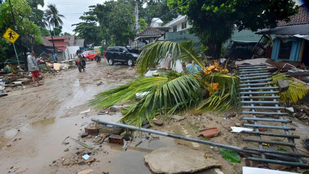Indonésie : plus de 370 morts dans un tsunami