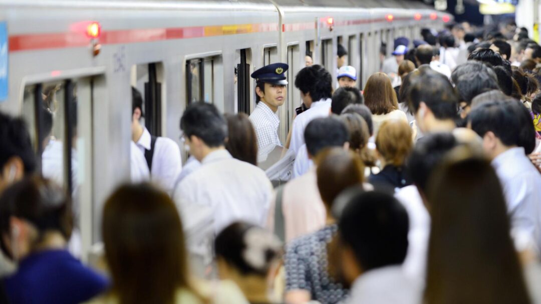 Japon : pour désengorger les rames, une ligne de métro offre des nouilles aux voyageurs qui acceptent de partir plus tôt