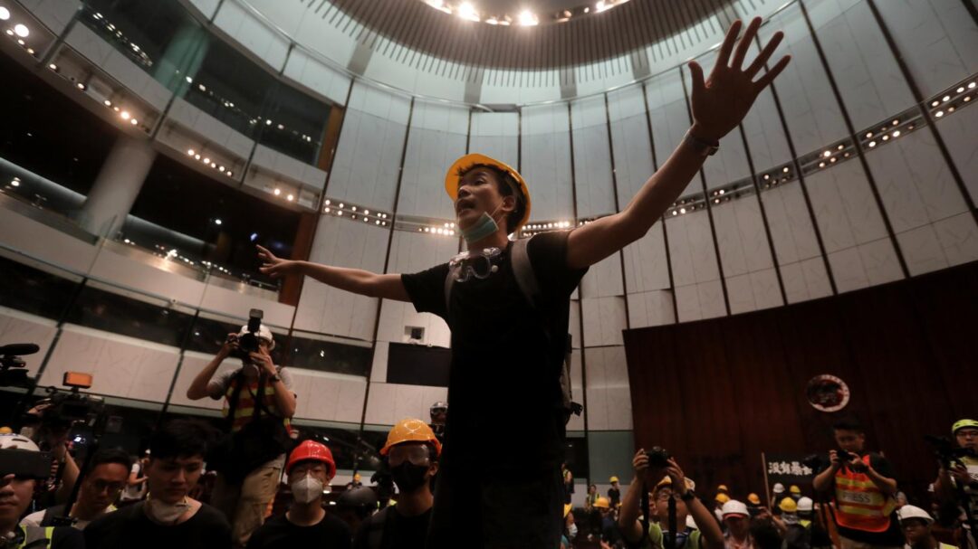 "On montre notre opinion au gouvernement mais ils n’écoutent pas" : à Hong Kong, la manifestation tourne à l'affrontement