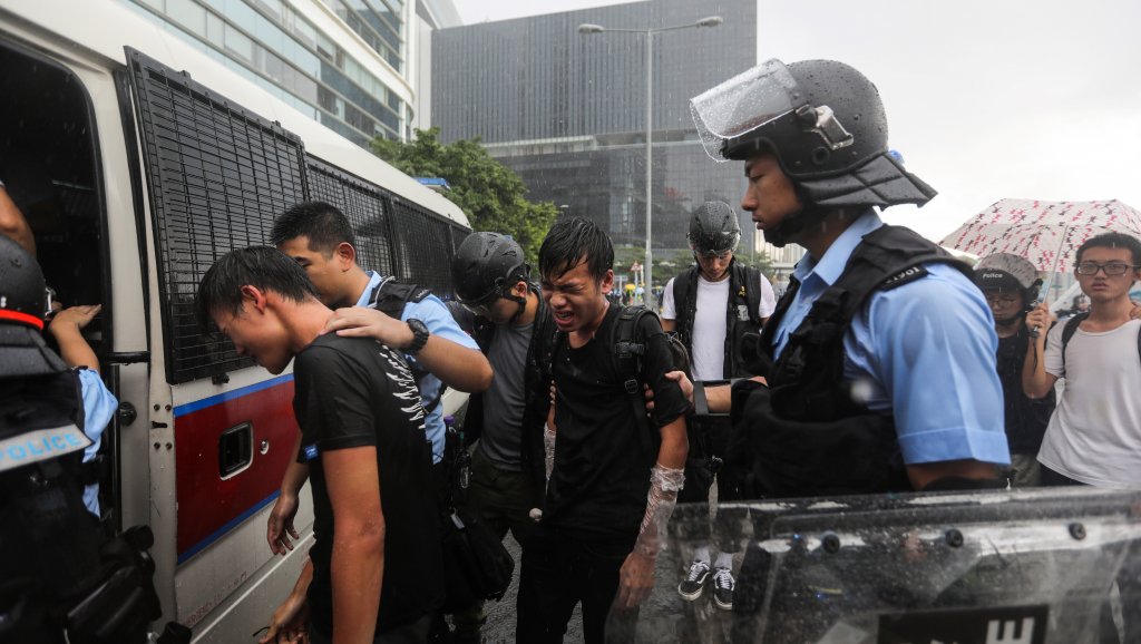 À Hong Kong, la police réprime des manifestants avant une nouvelle marche de contestation