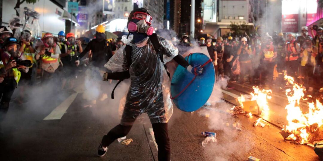 Hongkong : affrontements entre policiers et manifestants, la crise se durcit