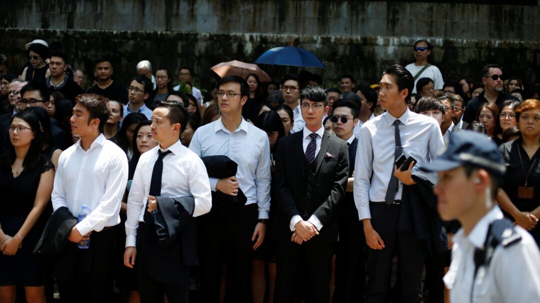 Hong Kong : des avocats défilent en silence pour soutenir le mouvement pro-démocratie