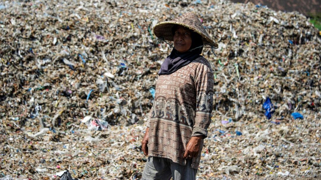 VIDEO. Indonésie : Bangun, un "village poubelle" envahi par le plastique