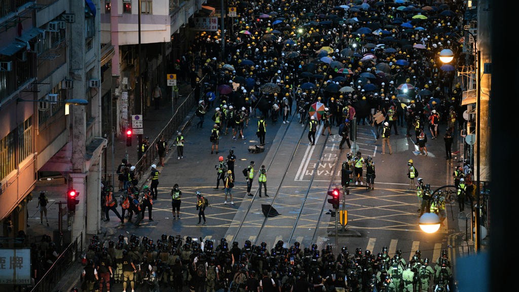À Hong Kong, des heurts éclatent après la mise en examen de 44 manifestants