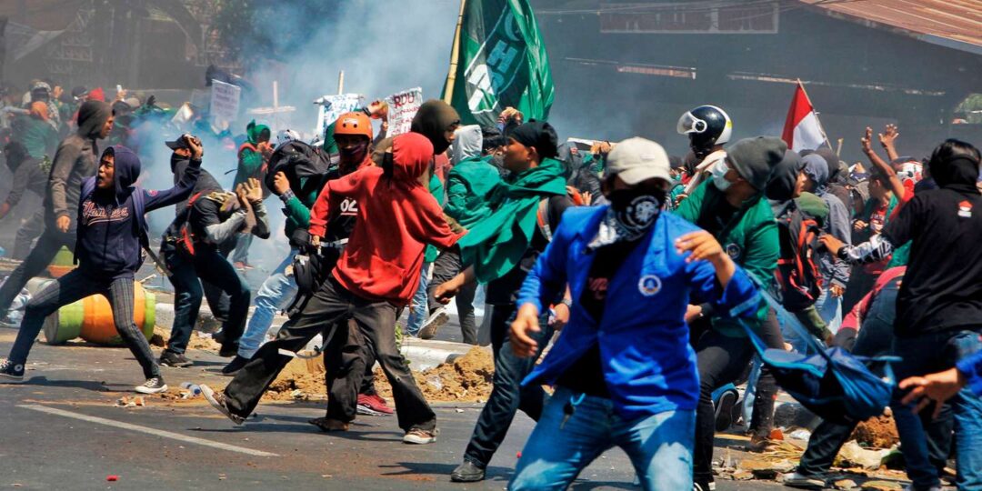 La police indonésienne réprime des manifestations contre des lois controversées