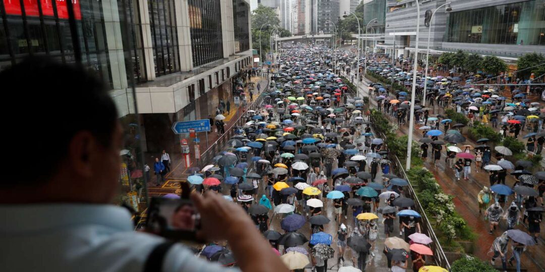 A Hongkong, des milliers de manifestants bravent l’interdit en défilant masqués