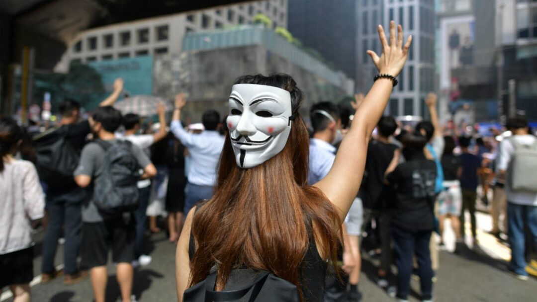 L'exécutif de Hong Kong active des lois d'urgence et interdit le port des masques