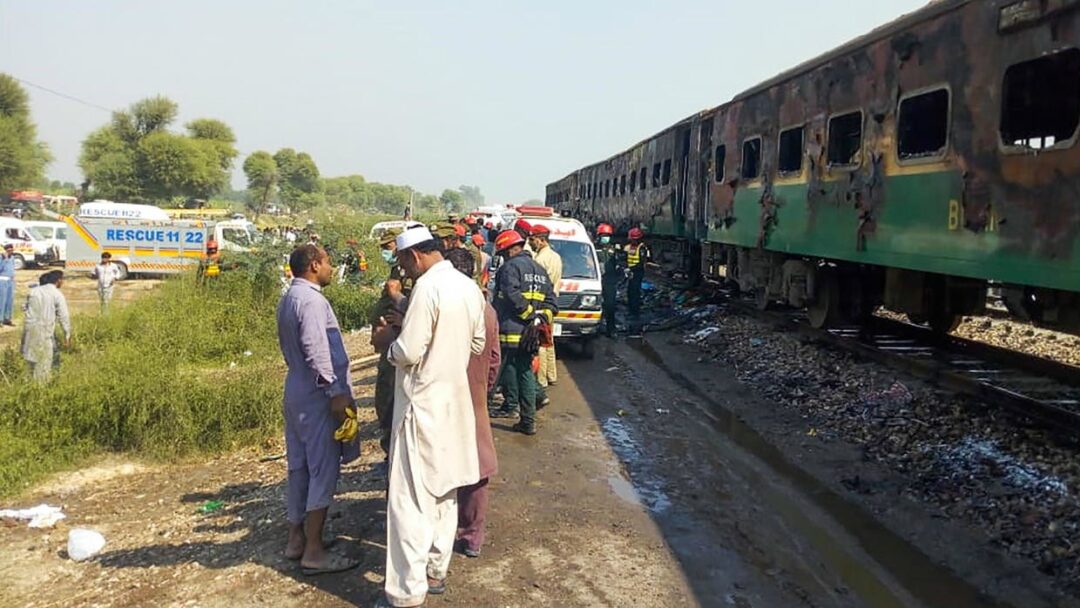 Au Pakistan, au moins 74 morts dans l'incendie d'un train de passagers