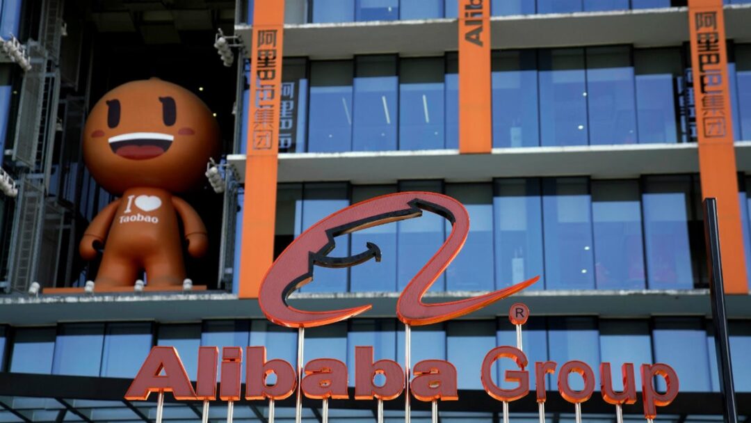 Le groupe chinois Alibaba fait son entrée à la Bourse de Hong Kong en plein chaos politique