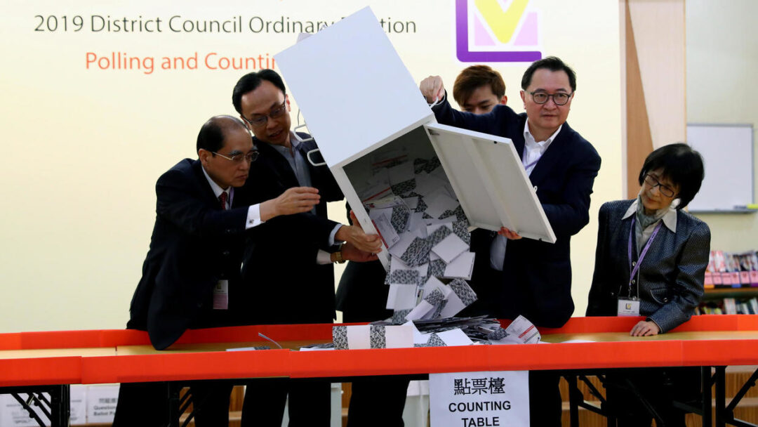 Victoire écrasante des pro-démocratie aux élections locales à Hong Kong