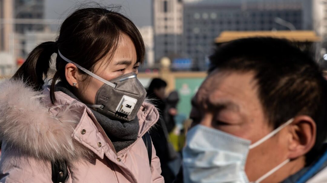 "Je pense avant tout à ma santé, j'ai annulé mon voyage" : dans l'une des grandes gares de Pékin, le coronavirus inquiète