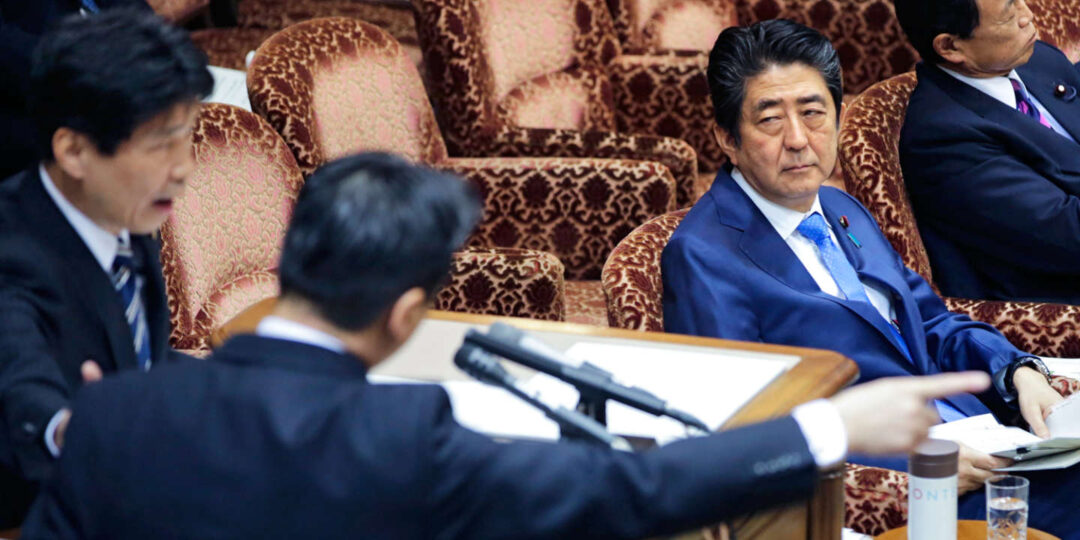 Au Japon, Shinzo Abe rattrapé par une vieille affaire de corruption