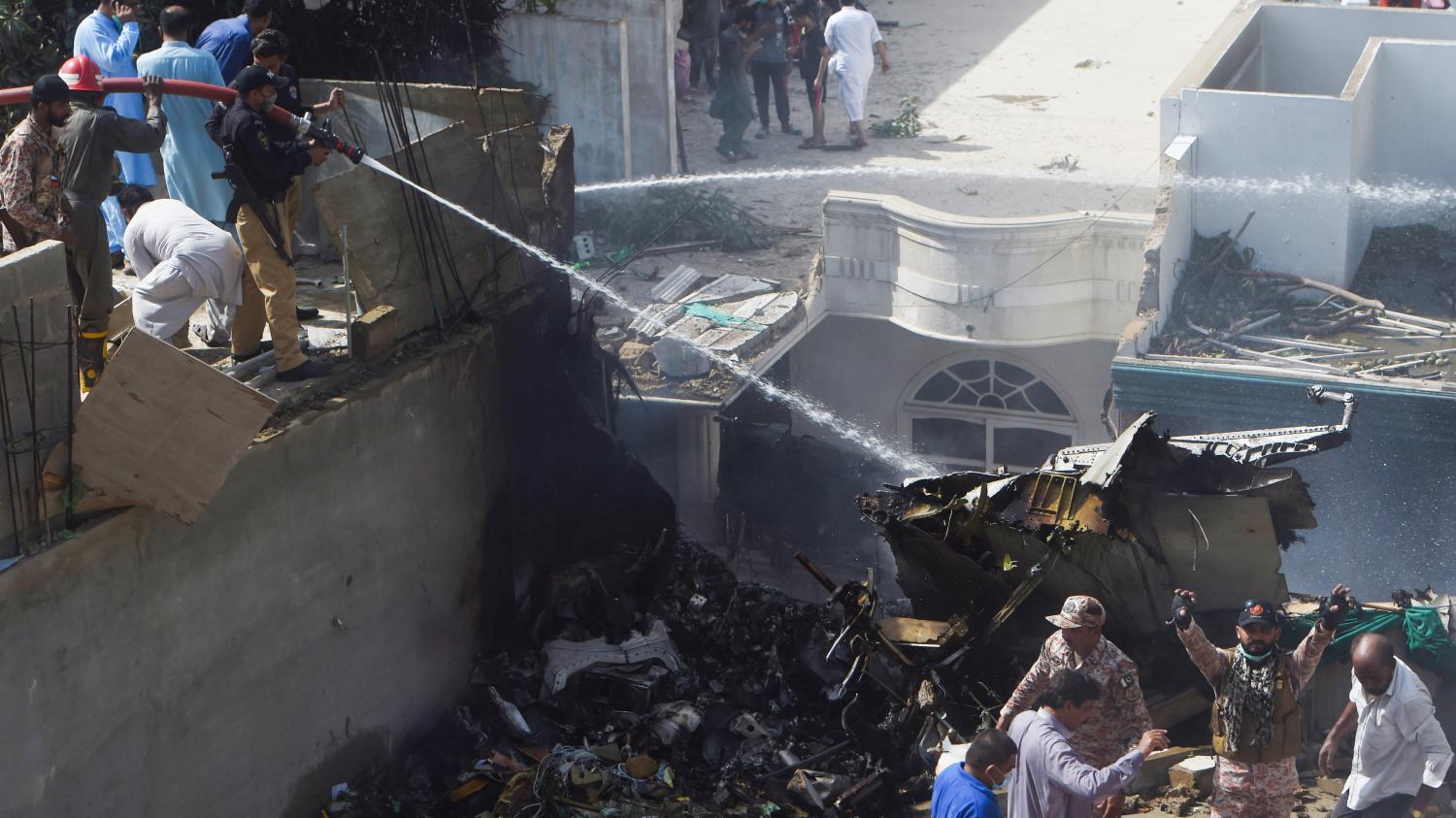 Pakistan : un avion de ligne avec une centaine de personnes à bord s'écrase sur un quartier résidentiel de Karachi