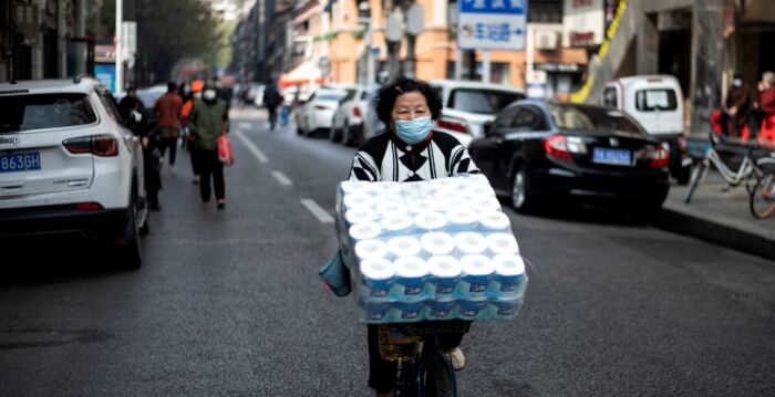 Alors que les mesures de confinement en Chine se relâchent, les voyageurs sans symptômes propagent davantage le virus