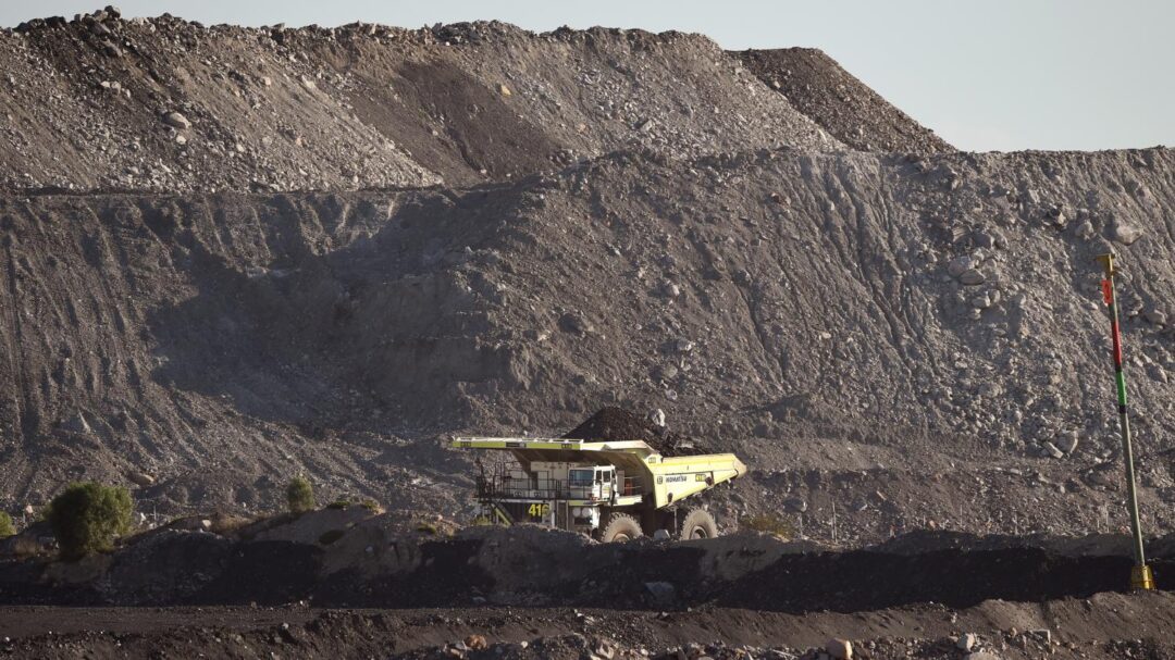 Malgré les incendies et le changement climatique, l'Australie valide l'ouverture de nouvelles mines à énergie fossile
