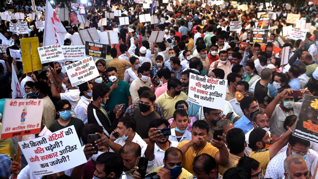 Inde : cinq policiers suspendus pour avoir tenté d'étouffer le cas d'un viol collectif meurtrier