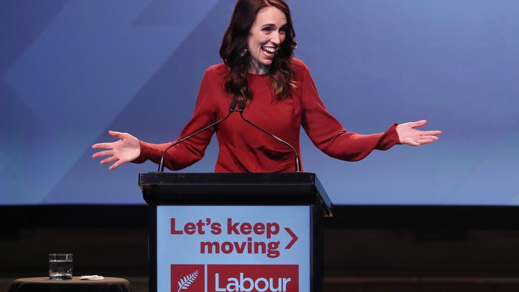 La Première ministre travailliste Jacinda Ardern remporte largement les élections en Nouvelle-Zélande