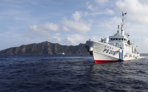 Japan Coast Guard vessel PS206 Houou sails in front of Uotsuri island, one of the disputed islands, called Senkaku in Japan and Diaoyu in China, in the East China Sea, 18 August 2013 (Photo: Reuters/ Ruairidh Villar).