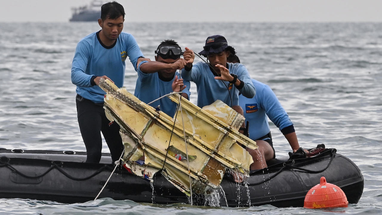 Crash d'un Boeing en Indonésie : des débris retrouvés, les boîtes noires localisées