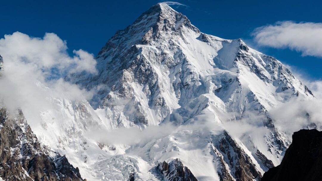 Première ascension hivernale du K2 : "C'est un exploit considérable", explique l'alpiniste Éric Loizeau