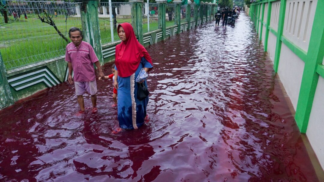 En Indonésie, des flots de couleur rouge sang après des inondations