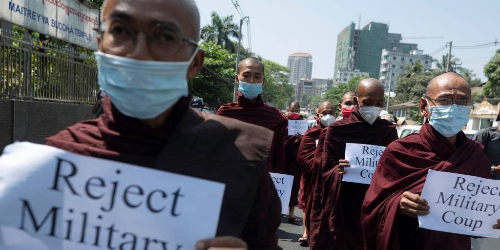 Des moines rejoignent le rassemblement du Myanmar pour exiger la libération de Suu Kyi