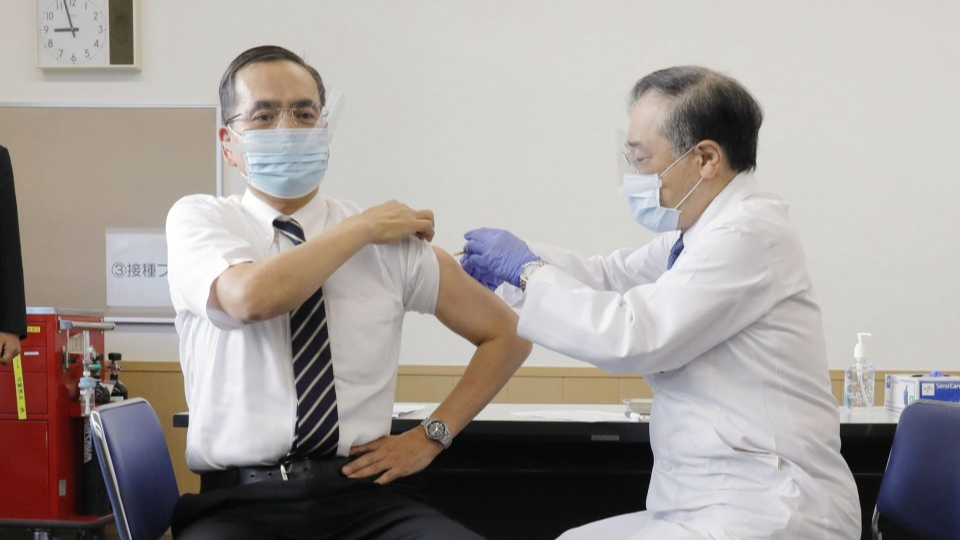 Le Japon lance la vaccination contre le COVID-19 à l'approche des Jeux Olympiques