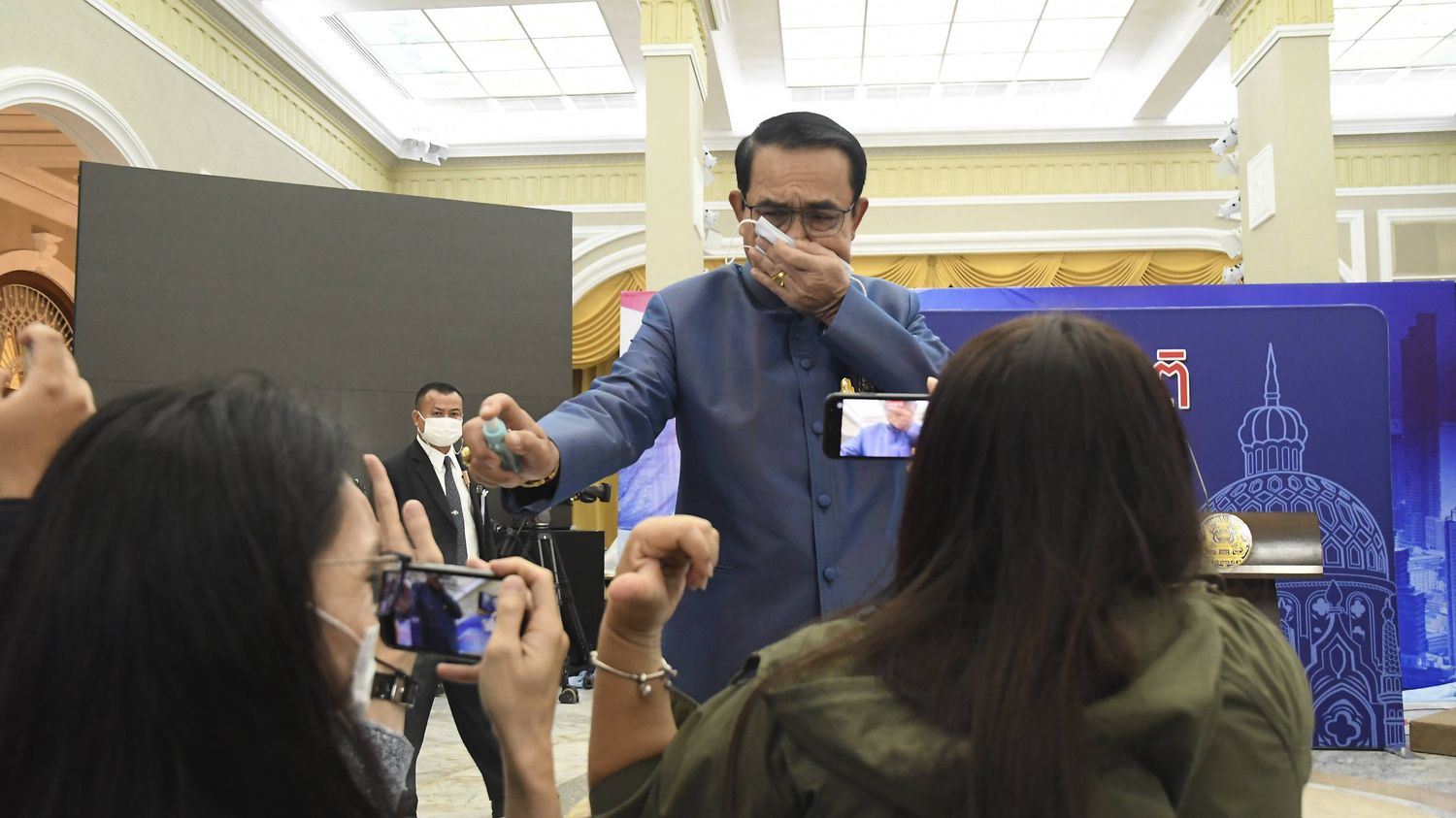 VIDEO. Thaïlande : agacé, le Premier ministre asperge des journalistes de spray hydroalcoolique