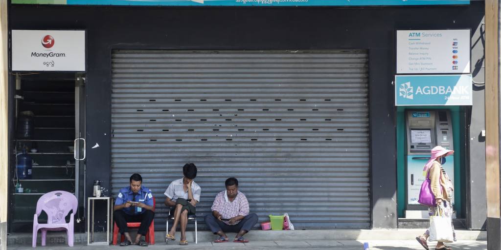 La junte birmane cible les banques pour lutter contre les `` ingérences étrangères ''