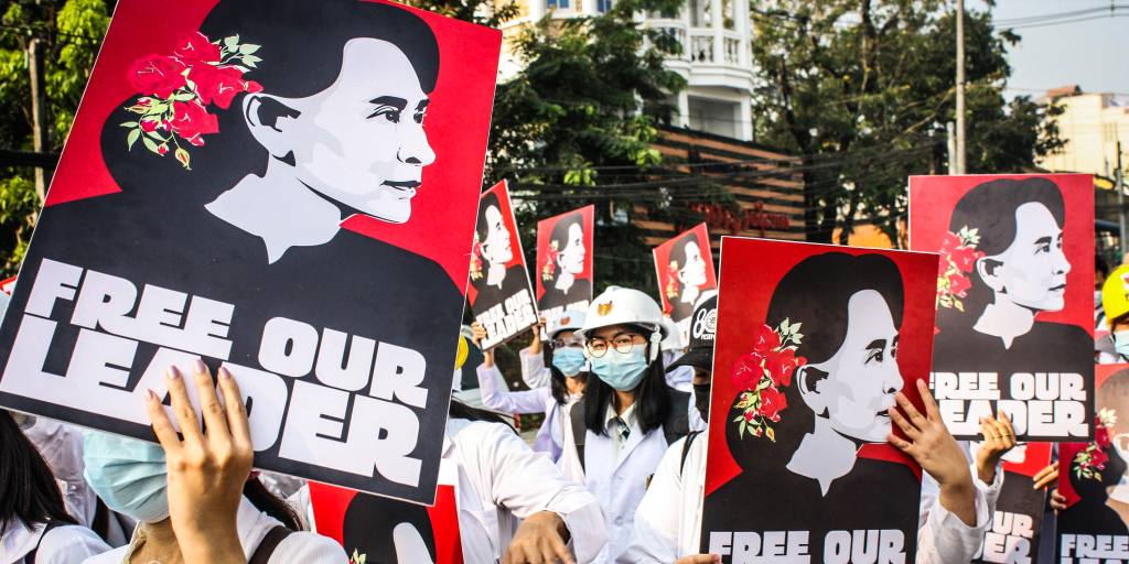 Suu Kyi du Myanmar comparaît devant le tribunal alors que la junte bloque la voie du retour