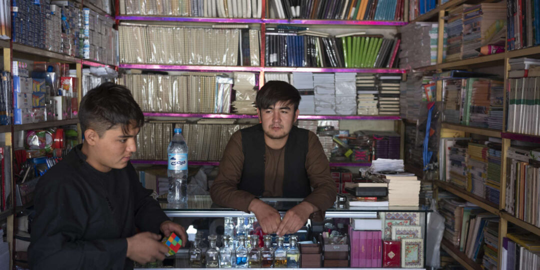 A Kaboul, brûler des livres pour échapper au joug taliban