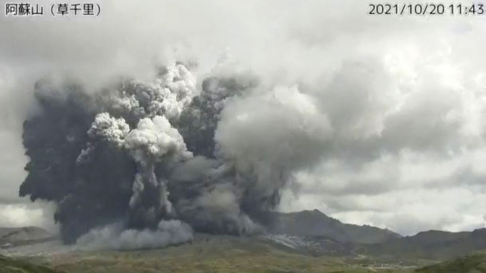 Le mont Aso dans le sud-ouest du Japon entre en éruption, aucun blessé n'a été signalé