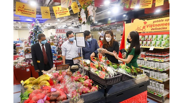 Ouverture de la Semaine des produits vietnamiens 2021 dans des chaines de supermarchés de Singapour