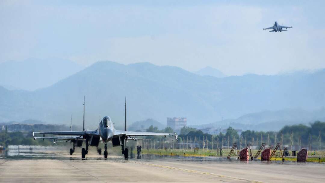 L'armée de Taïwan affirme que 68 avions et 13 navires de guerre chinois ont franchi "la ligne médiane" du détroit