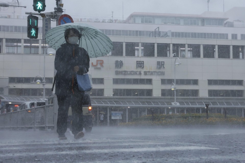 Le typhon Meari touche terre sur la côte pacifique du Japon