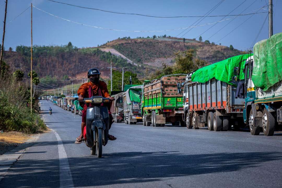 La monnaie dévaluée du kyat arrête le commerce à la frontière entre le Myanmar et la Chine