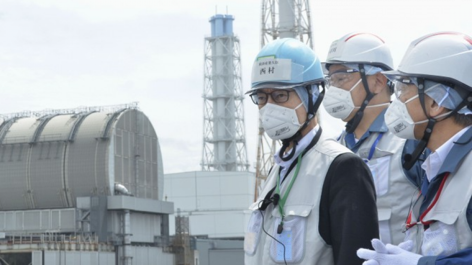 Le ministre japonais de l'Industrie inspecte la centrale nucléaire paralysée de Fukushima