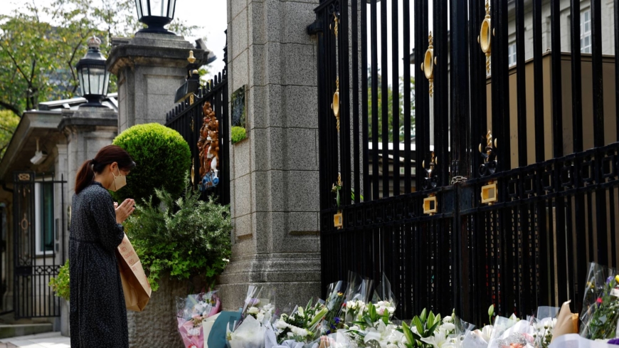 Les gens déposent des fleurs à l'ambassade britannique alors que le Japon pleure la reine Elizabeth II