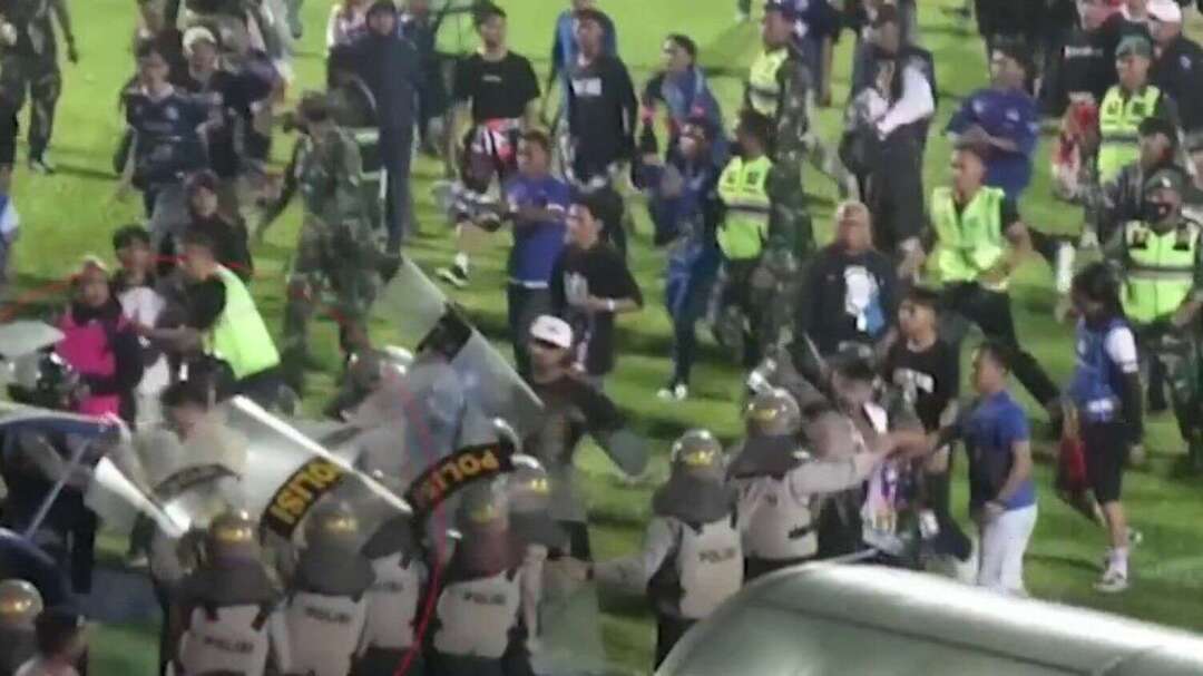Indonésie : un match de football vire au drame, au moins 125 morts