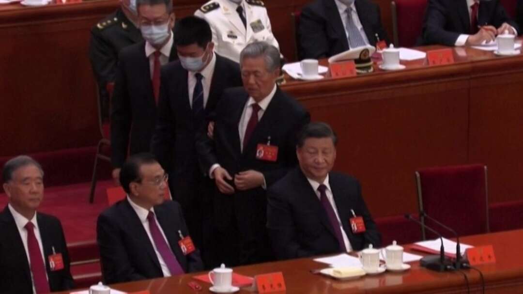 Congrès du Parti communiste chinois : l'ex-président Hu Jintao escorté vers la sortie