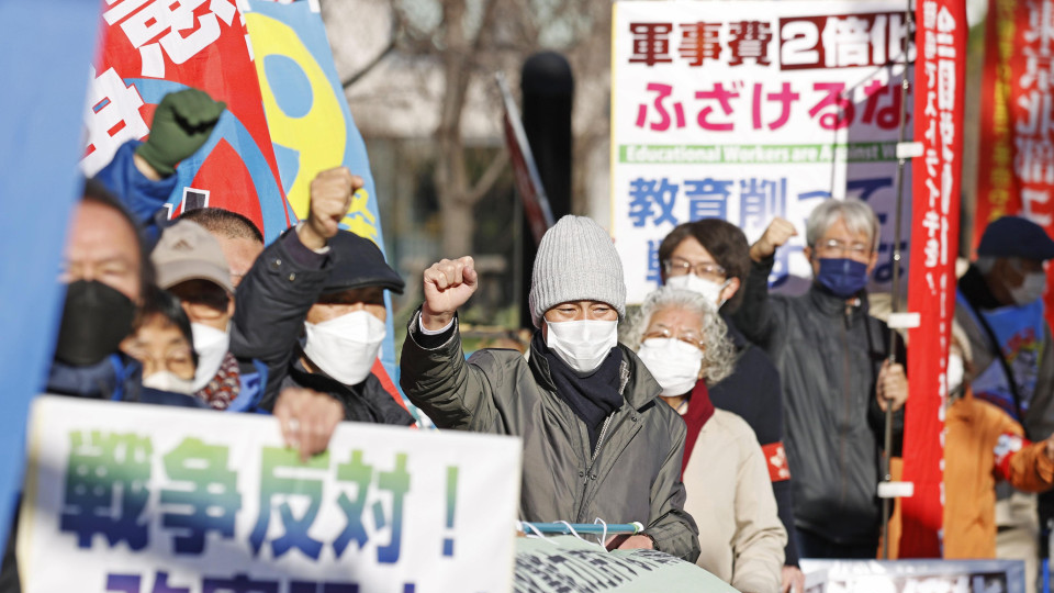 Les manifestants dénoncent le changement de politique de défense du Japon devant le bureau du Premier ministre