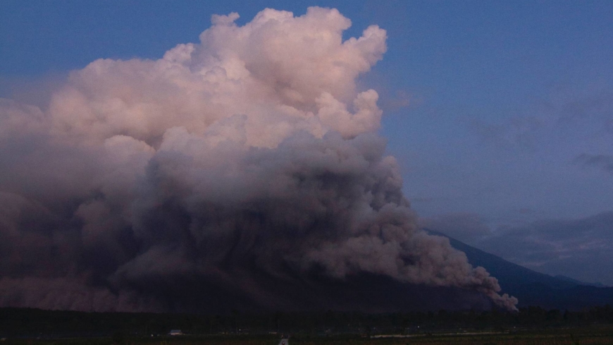 Une agence japonaise met en garde contre le tsunami après l'éruption du volcan indonésien